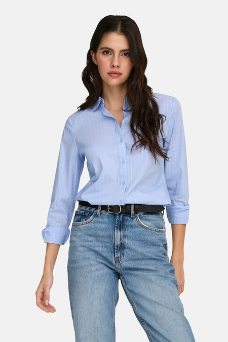 Blauw gestreept overhemd met lange mouwen van JDY, gedragen met een high-waisted jeans en zwarte enkellaarsjes.