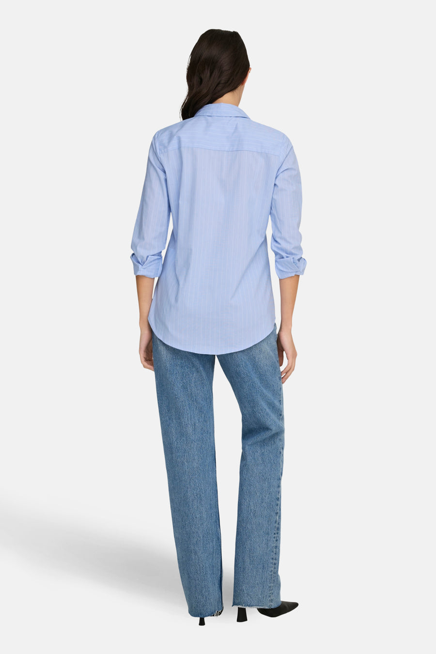 Blauw gestreept overhemd met lange mouwen van JDY, van achteren gezien, gedragen met een casual spijkerbroek.