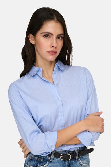 JDY blauw overhemd met lange mouwen met verticale strepen en opgerolde mouwen, gedragen met een zwarte riem.