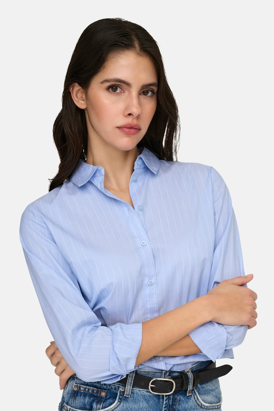 JDY blauw overhemd met lange mouwen met verticale strepen en opgerolde mouwen, gedragen met een zwarte riem.