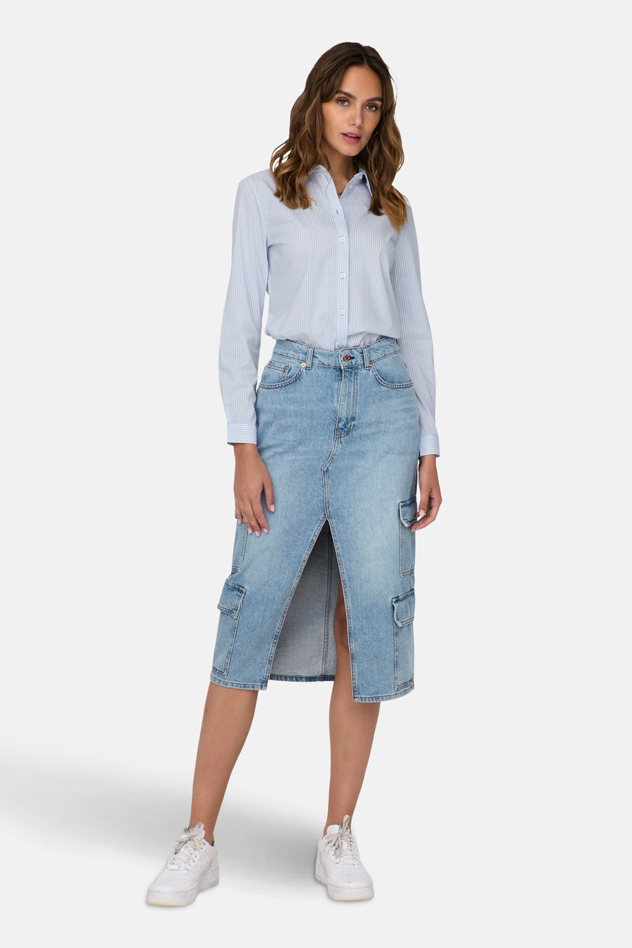 Blauw gestreept overhemd met lange mouwen van JDY, gedragen met een spijkerrok met split en witte sneakers.