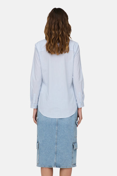 Chemise à manches longues bleue à rayures blanches de JDY, portée avec une jupe en jean cargo.