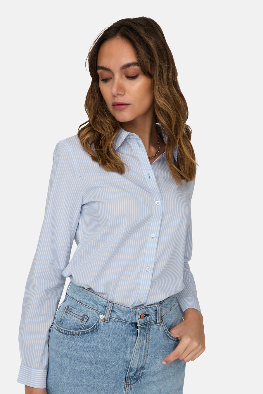 Blauw gestreept overhemd met lange mouwen van JDY, gedragen met een lichtblauwe high-waist jeans.