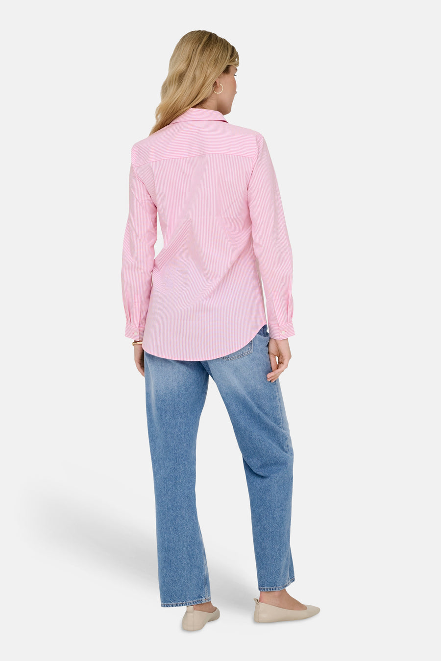 Roze en wit gestreept overhemd met lange mouwen van JDY, van achteren gedragen met een blauwe spijkerbroek en lichte ballerina's.