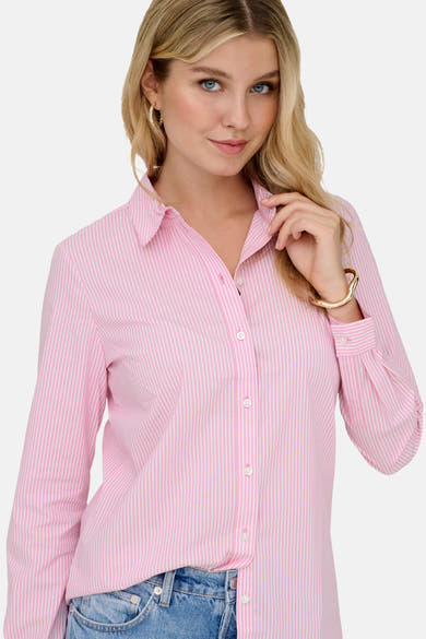 Roze overhemd met lange mouwen en witte verticale strepen van JDY, gedragen door een model met een spijkerbroek en gouden accessoires.