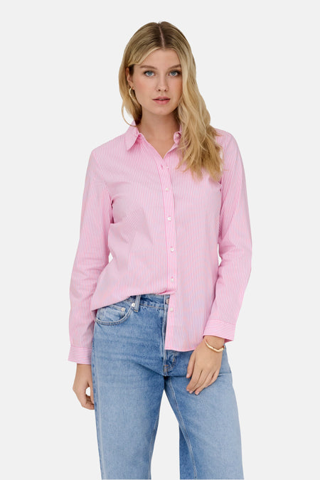 Chemise à manches longues rose de JDY à fines rayures verticales blanches, portée avec un jean et des bijoux dorés.