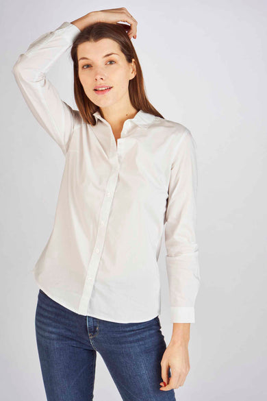 Wit overhemd (lange mouwen) van JDY, gedragen met een roze vest en een blauwe jeans.