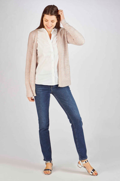Chemisier blanc (manches longues) de JDY, porté avec un cardigan rose et un jean bleu.