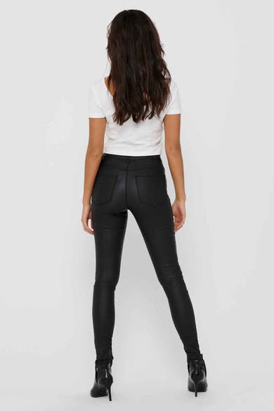 Zwarte skinny jeans van ONLY, gedragen met een wit T-shirt en enkellaarsjes met hoge hakken.