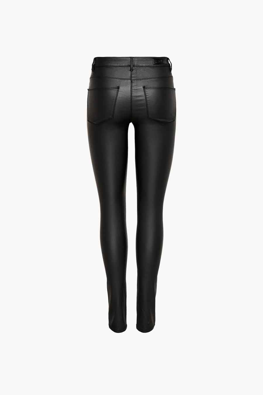 Zwarte broek van ONLY, met een glanzende textuur en een nauwsluitende pasvorm, van achteren gezien.