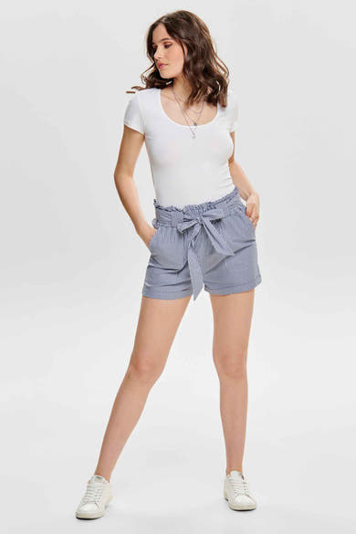 Korte blauwe gestreepte short van ONLY, met strikceintuur, gedragen met een wit T-shirt en sneakers.