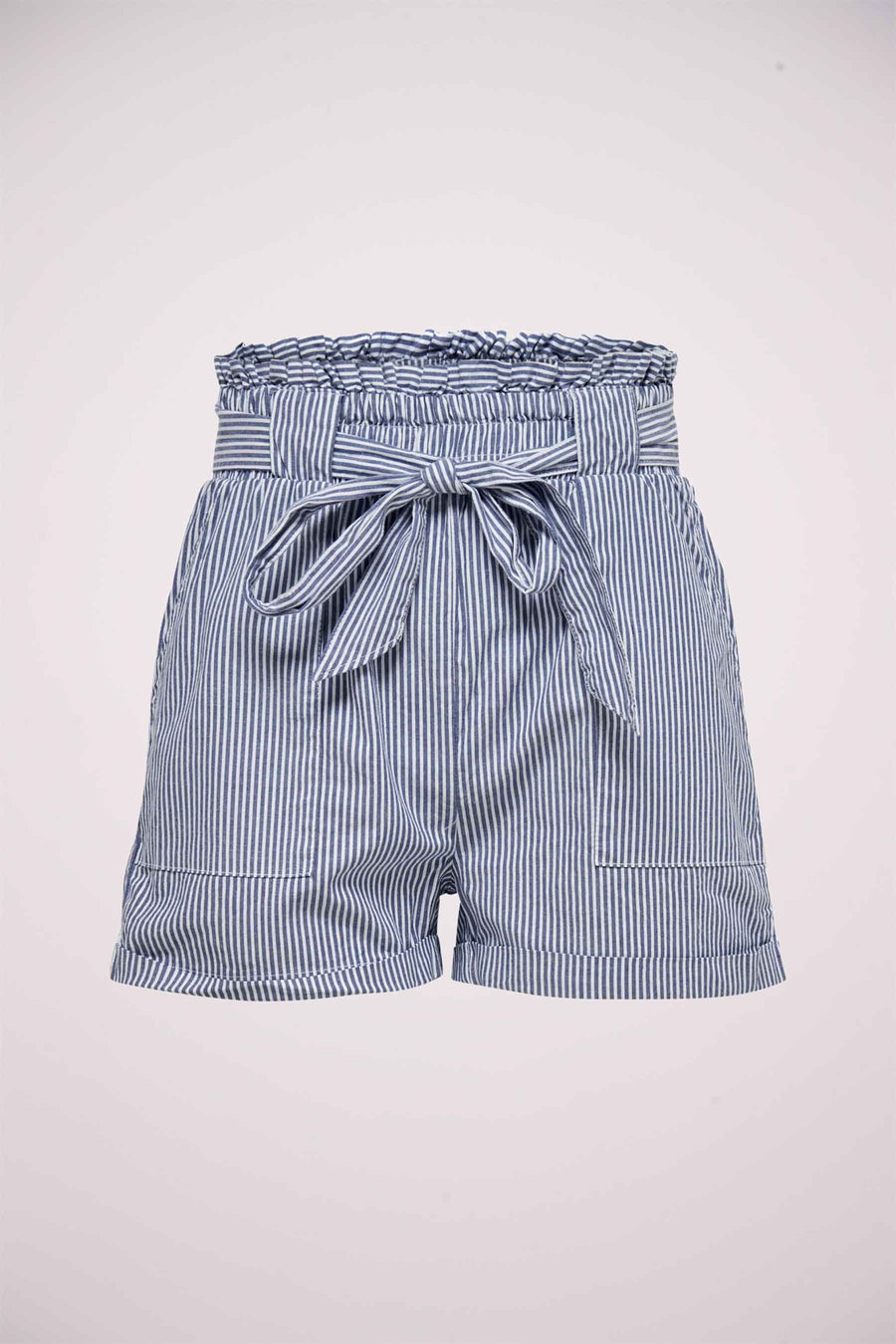 Korte blauwe gestreepte short van ONLY, met strikceintuur en geplooide taille.