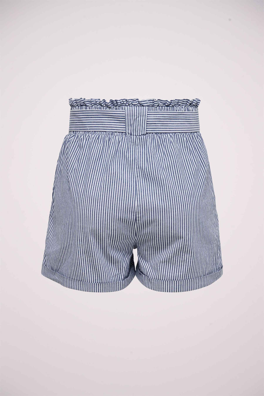 Korte blauwe gestreepte ONLY® met geplooide tailleband en omgeslagen zoom, achterzicht.