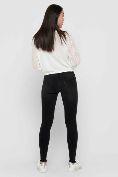 Skinny jeans van zwart denim van ONLY, achterkant, gedragen met een witte blouse met lange mouwen.