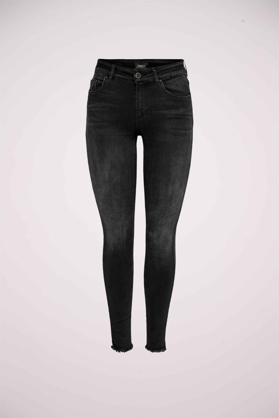 Zwarte skinny jeans van ONLY met rafels aan de zomen.
