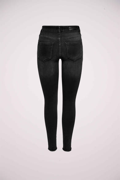 Skinny jeans in zwart denim van ONLY met achterzakken en rafelzoom