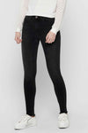 Skinny jeans van zwart denim van ONLY, gedragen met een wit blouse met patroon.