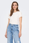 Wit T-shirt met korte mouwen van JDY, met decoratief ajourpatroon, gedragen met een high-waist jeans.