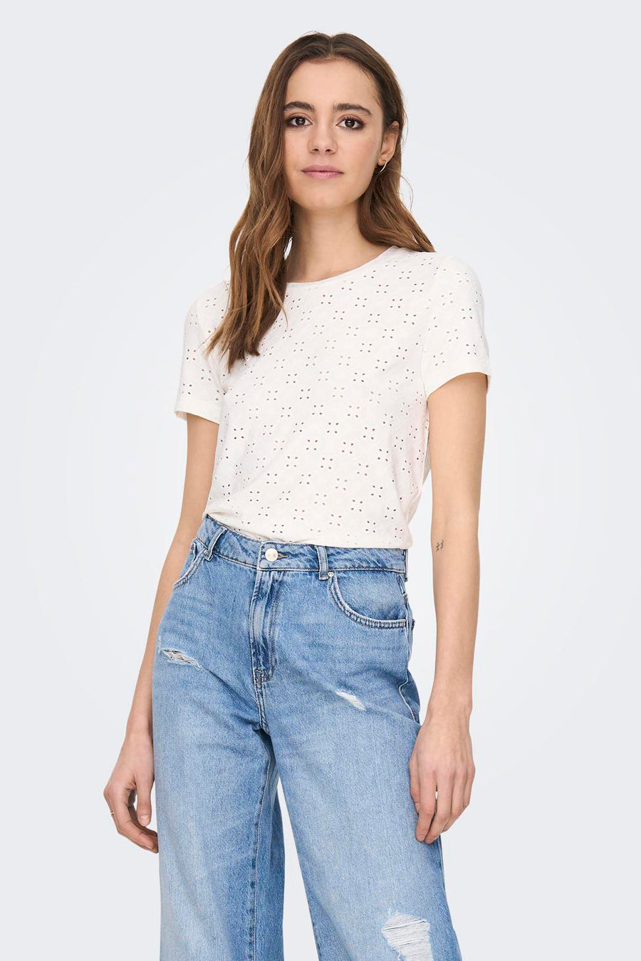 Wit T-shirt met korte mouwen van JDY, met decoratief ajourpatroon, gedragen met een high-waist jeans.