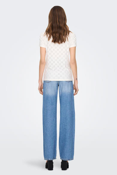 Top blanc à manches courtes de JDY, avec motif ajouré décoratif, porté avec un jean taille haute.
