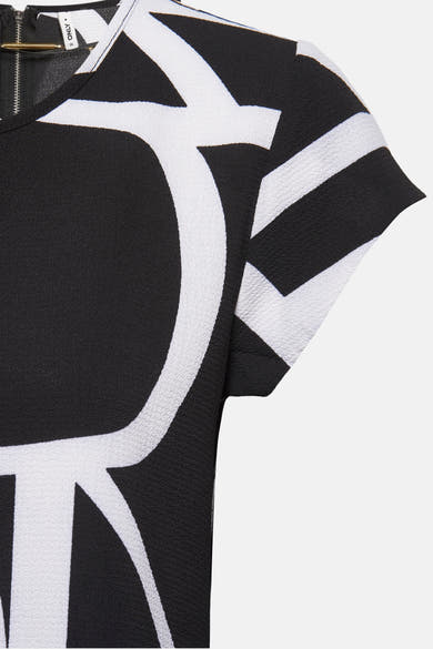 Blouse noire à manches courtes de ONLY, à motif graphique contrasté et texture gaufrée.