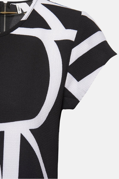 Blouse noire à manches courtes de ONLY, à motif graphique contrasté et texture gaufrée.