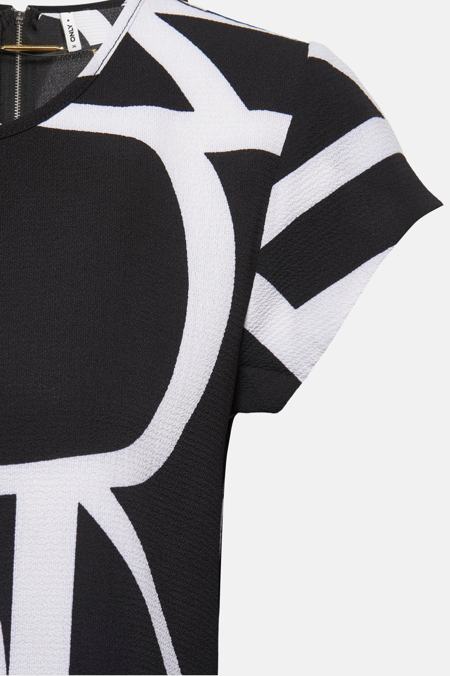 Blouse noire à manches courtes de ONLY, à motif graphique contrasté et texture gaufrée.
