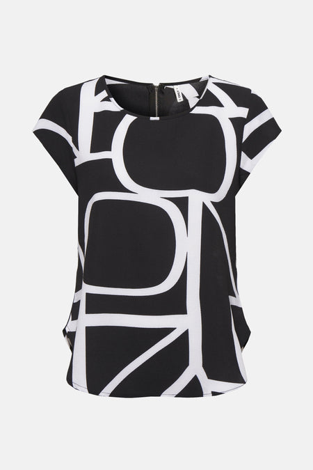 Zwarte blouse met korte mouwen van ONLY met wit grafisch patroon.