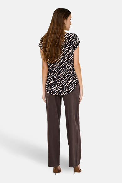 Multikleurig overhemd met korte mouwen van ONLY®, zebraprint, gedragen met een bruine broek en hoge hakken.