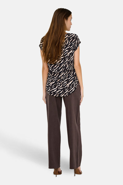 Multikleurig overhemd met korte mouwen van ONLY®, zebraprint, gedragen met een bruine broek en hoge hakken.