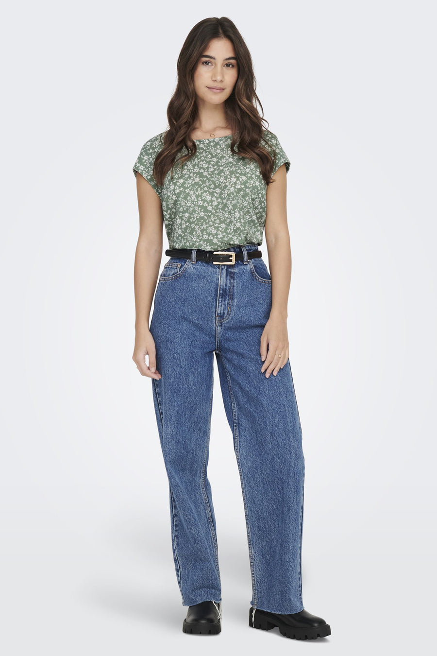 Chemisier à manches courtes multicolore de ONLY, à motif floral, porté avec un jean taille haute et une ceinture noire.
