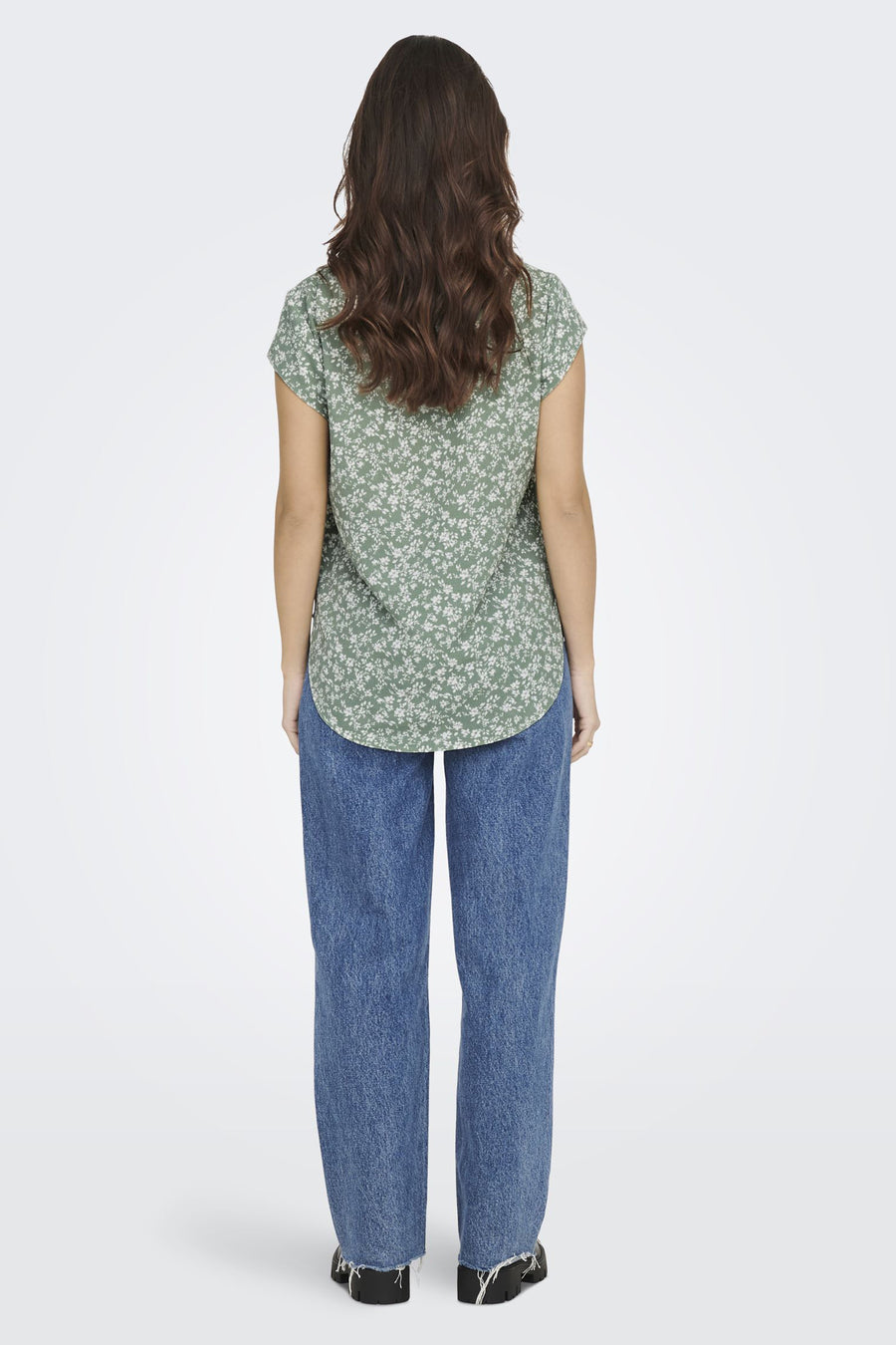 Chemisier à manches courtes multicolore de ONLY, avec un motif floral, porté avec un jean bleu ample.