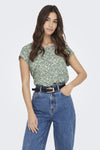 Blouse à manches courtes vert à motif floral par ONLY, portée avec un jean taille haute et une ceinture noire.
