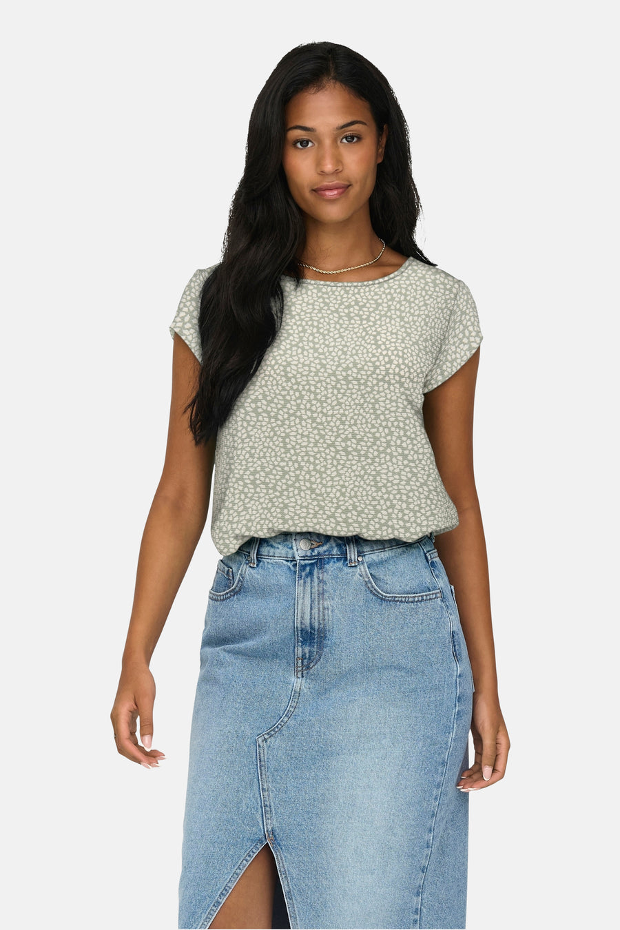 Chemisier vert à manches courtes de ONLY, avec un motif imprimé discret et un collier doré.