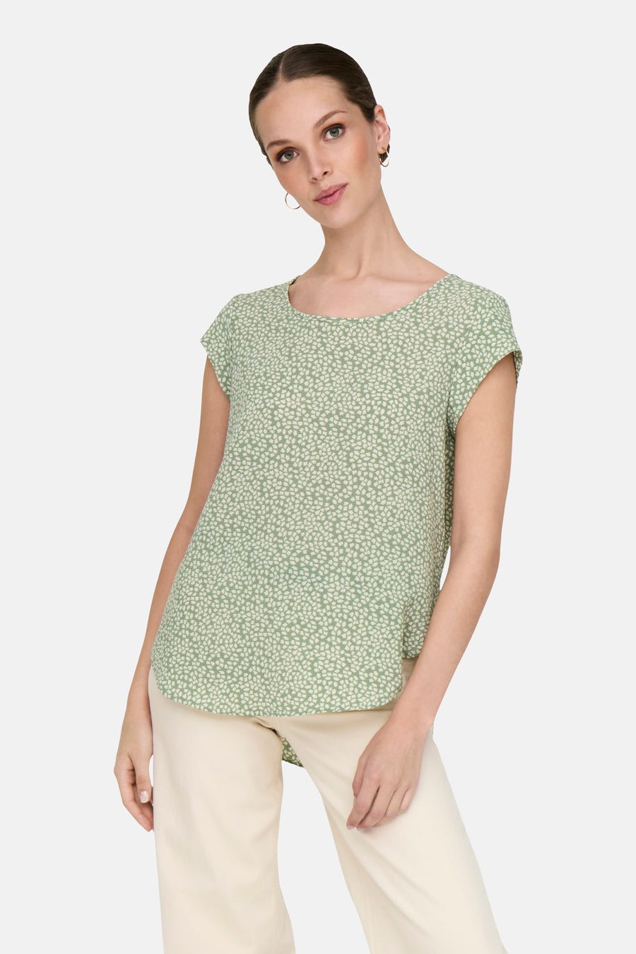 Chemisier vert à manches courtes de ONLY, imprimé de motifs floraux, porté avec un pantalon beige.
