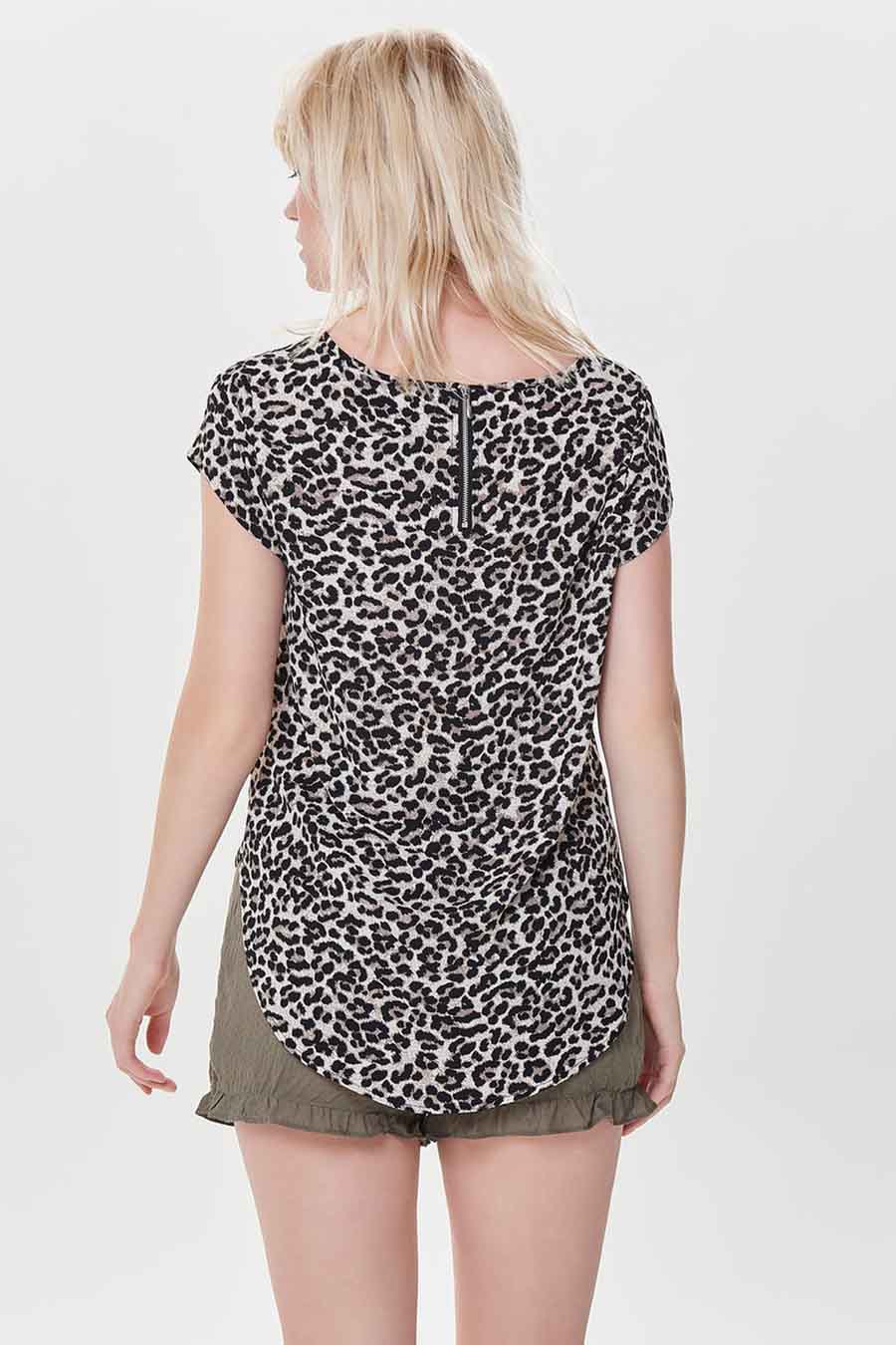 Blouse à manches courtes marron de ONLY, avec un motif léopard et une fermeture éclair apparente au dos.