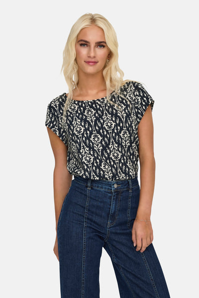Multikleurig overhemd met korte mouwen van ONLY®, met paisley-patroon, gedragen met een high-waist jeans.