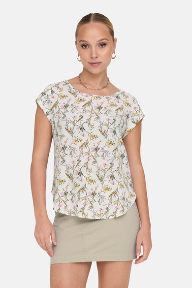Blouse met korte mouwen van ONLY, met een bloemenpatroon, gedragen met een kaki rok en nude pumps.