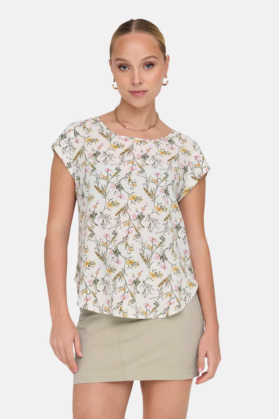 Blouse met korte mouwen van ONLY, met een bloemenpatroon, gedragen met een kaki rok en nude pumps.