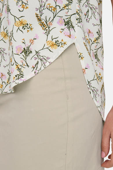 Blouse met korte mouwen van ONLY®, met roze en gele bloemenprint, close-up.