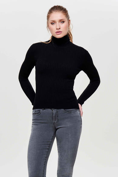 Pull noir à col montant de ONLY®, en maille côtelée, porté avec un jean gris.