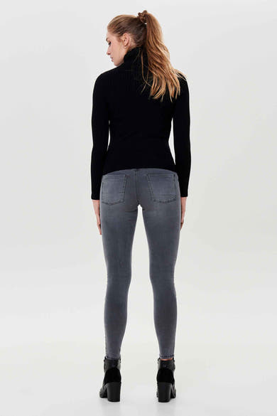 Pull noir à col roulé de ONLY, porté avec un jean gris et des bottines à talons noirs, vue de dos.

