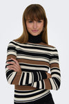 Pull à col roulé noir par ONLY, rayures marron et beige, porté avec des boucles d'oreilles dorées.