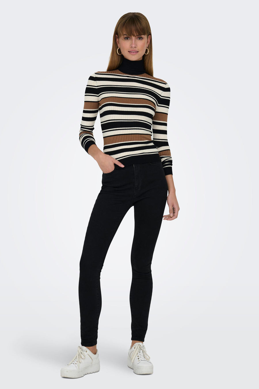 Pull noir à col roulé rayé by ONLY, porté avec un jean noir et des baskets blanches.
