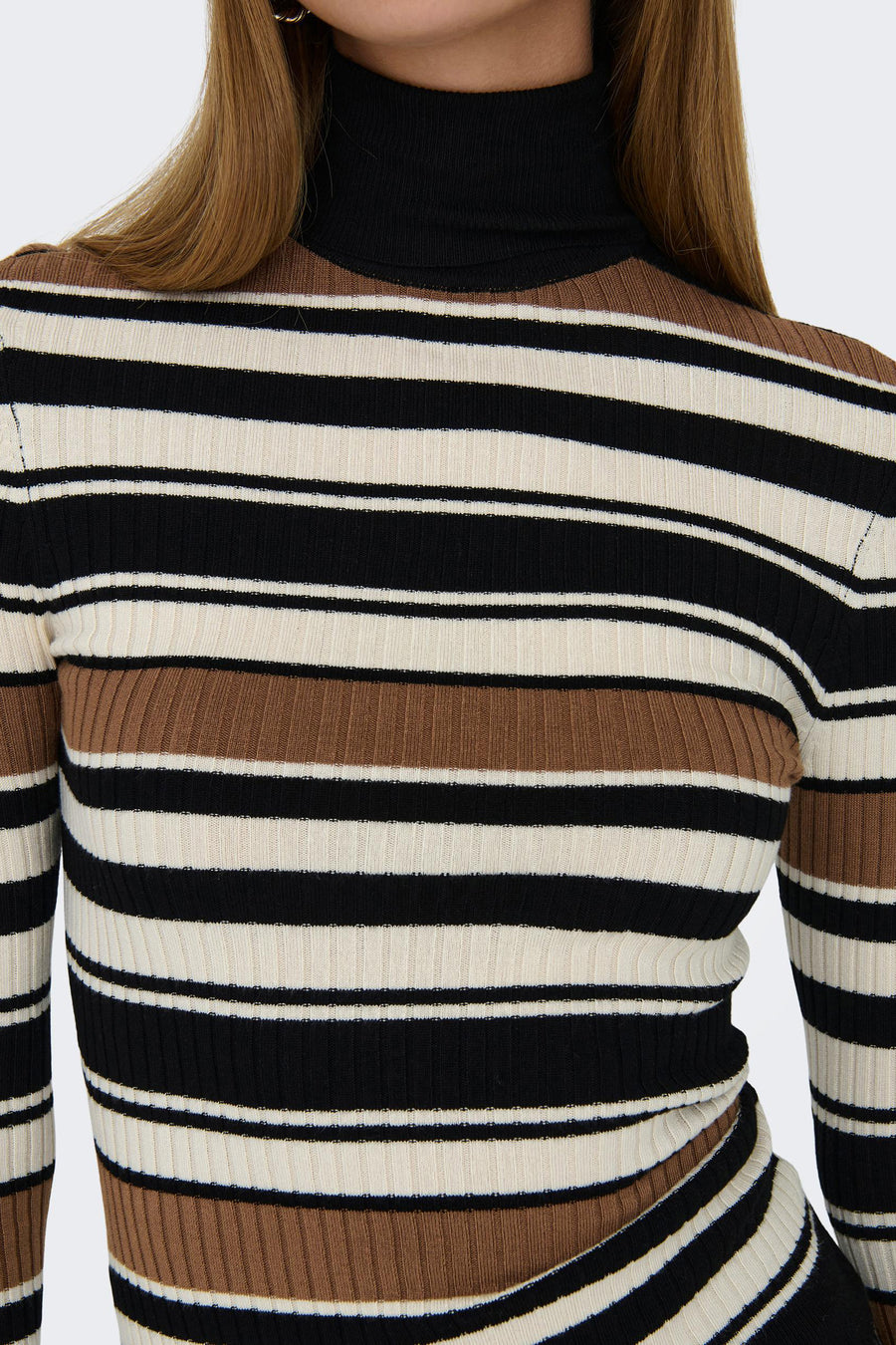 Pull col montant noir de ONLY®, rayures horizontales marron, blanc cassé et noir.