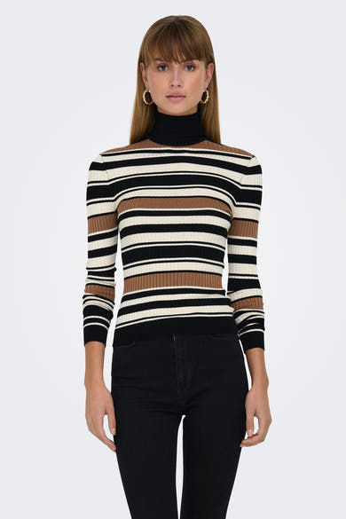 Pull col montant noir de ONLY, à rayures marron et blanches, porté avec un jean noir et des boucles d'oreille dorées.
