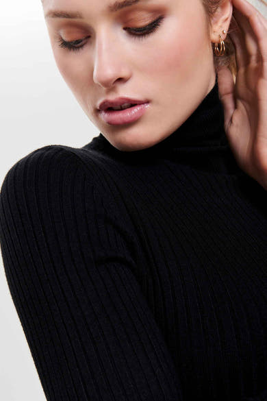 Pull col montant noir de ONLY®, en maille côtelée fine portée par un modèle.