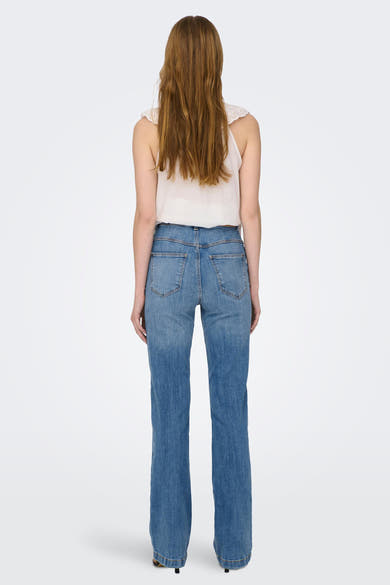 JDY blauwe flared jeans, van achteren gezien, gedragen met een mouwloze top.