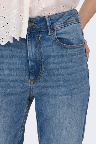 Blauwe uitlopende jeans van JDY, met contrasterende stikdetails en een subtiele denimtextuur.