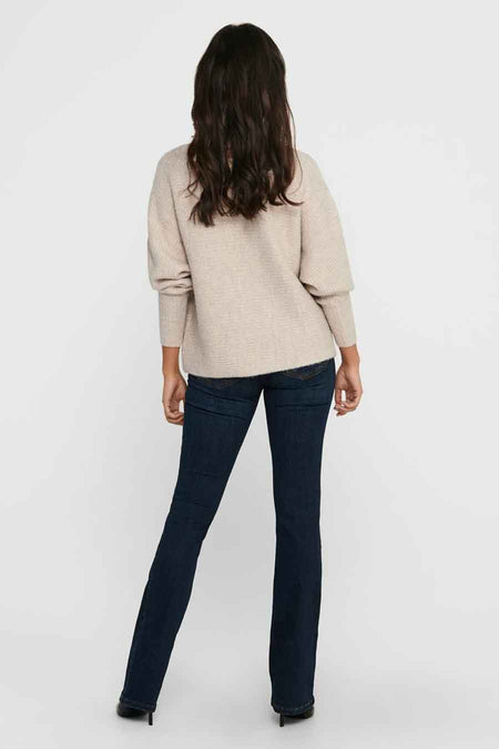 Pull écru de ONLY, porté avec un jean et des chaussures à talons, vue de dos.